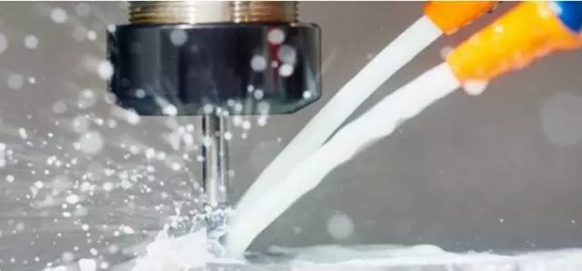 (圖:切削液使用場(chǎng)景)